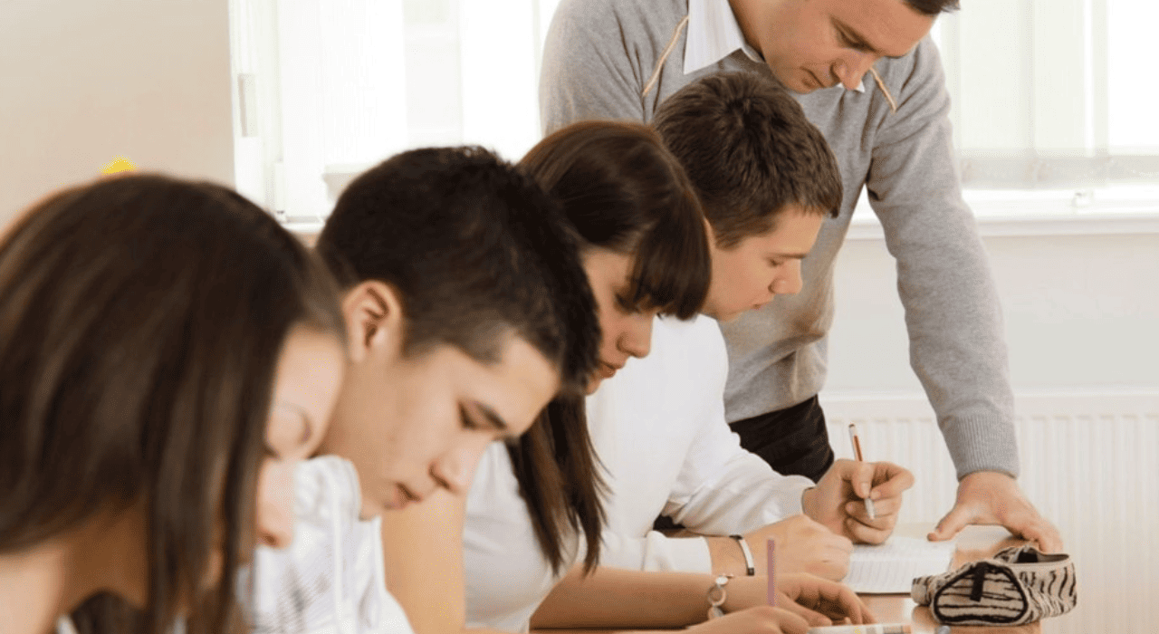 Un enfoque alternativo para mejorar la educación pública en contexto vulnerable